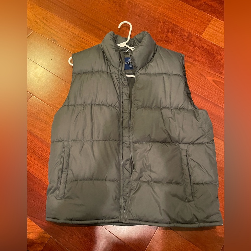 Old Navy Men’s puffer vest in charcoall gray